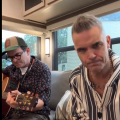 Robbie Williams peva o Ange Postecoglou