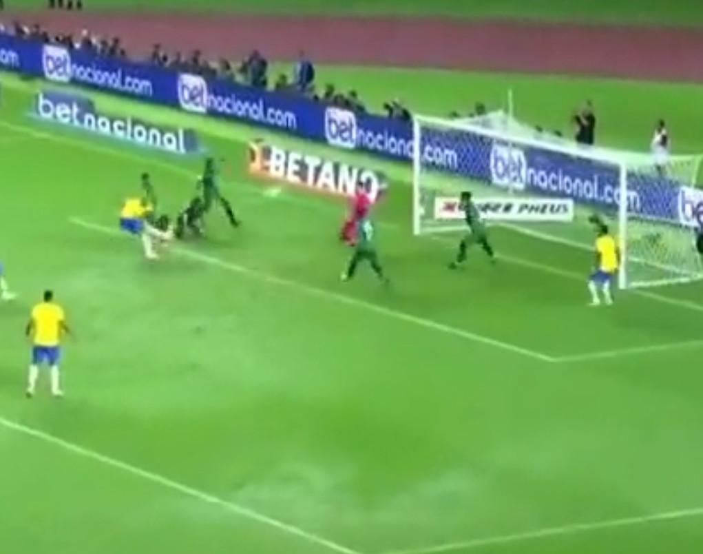 Richarlison promašuje nemoguće