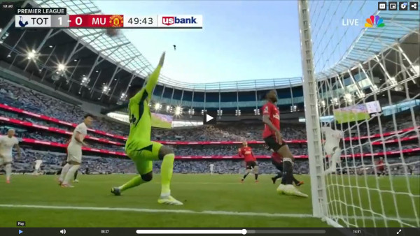 Sarr salje loptu pod prečku gola Manchester Uniteda